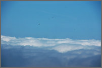 De wolken hangen beneden ons